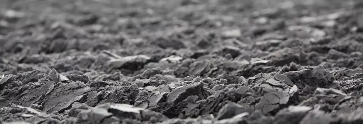 Vue rapprochée d'un champ labouré au sol rugueux et irrégulier