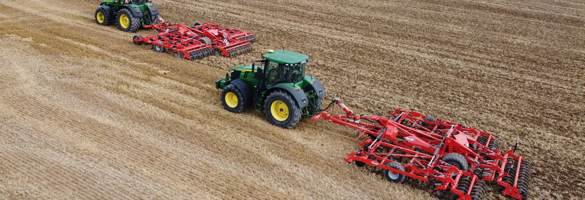 Vue sur des cultivateurs profonds KUHN HIGHLANDER dans les champs au travail
