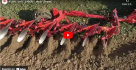 La charrue VARI-LEADER KUHN au travail sur un Fendt 930