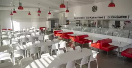 Restaurant d'entreprise sur place avec des plats variés à des prix attractifs