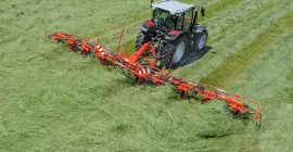 Faneur GF 8703 dans une prairie