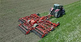 Déchaumeur à dents HIGHLANDER en action de travail superficiel