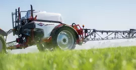 Pulvérisateur trainé LEXIS dans un champ de blé