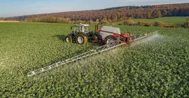 Pulvérisateur LEXIS en marche avec une cuve grise