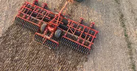 Déchaumeur à disques OPTIMER L 12000 au travail dans un champ après la moisson de blé