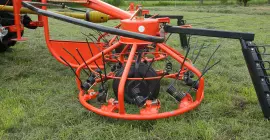 Photo du faneur-andaineur HAYBOB au travail