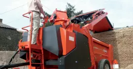 Passerelle de chargement pour désiler dans le plus grand confort sur les Désileuses Pailleuses Recycleuse ATHENOR 6070