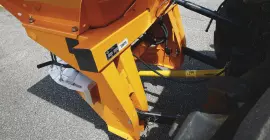 Attelage et châssis du distributeur AXEO de sel, sable, gravillons, engrais