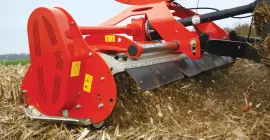 Photo du broyeur BPR 280 KUHN au travail dans les cannes de maïs