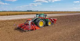 Combiné de semis au travail composé de la herse rotative HR 4530 RCS et de la barre de semis HR 4530 