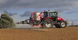 Photo de Pulvérisateurs portés Kuhn modèle DELTIS 2 avec tracteur en action