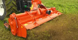Emiettement et mélange terre/résidus parfait grâce au réglage hydraulique du capot arrière
