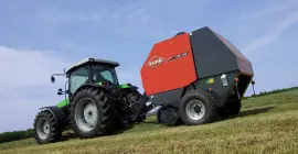 Mise en balle par KUHN FB119 sous le ciel bleu