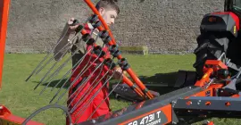 Photo du rangement des fourches dans le support sur l'andaineur traîné GA 4731 T