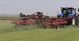 Photo de l'andaineur à quatre rotors GA 13031 au travail dans une prairie