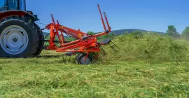 Le faneur GF 10803 au travail dans une parcelle