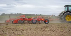 Le déchaumeur à dents HIGHLANDER au travail dans un champs