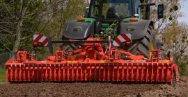 Herse rotative HR 4530 RCS au travail_Vue de près du travail des rotors
