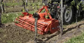 Herse rotative HRB 152 au travail dans les vignes