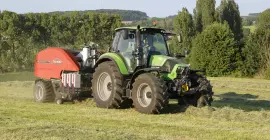 IBIO+ fait des balles dans un paysage autrichien avec des arbres en arrière-plan.