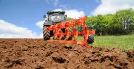 Les charrues MASTER 123 sont idéalement conçues pour les tracteurs de 65 à 210 ch.