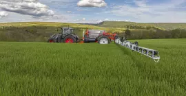 Pulvérisateur traîné METRIS 2 en action