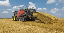 SB 1290 iD mettant en balle dans un champ de paille
