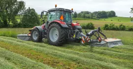 PZ 3015 fauchant de l'herbe avec une faucheuse frontale