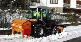 Distributeur polyvalent de sel et de sable UKS 120 et entretien des routes en hiver