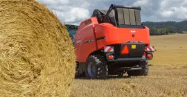 Ouverture rapide du hayon arrière libérant une belle balle ronde hors de la chambre à balles d'un VB 7190