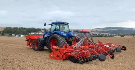 Photo de la barre de semis pneumatrique Kuhn modèle VENTA CSC 6000 avec tracteur en action