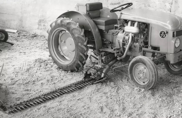 The first mounted cutter bar.