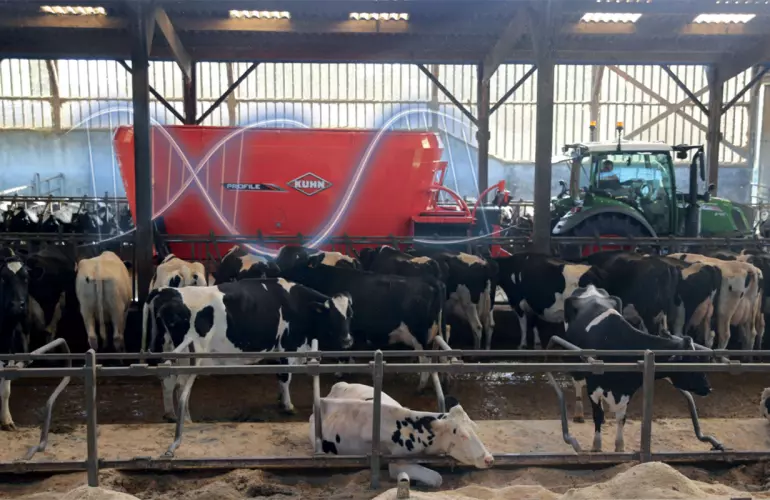 Mélangeuse agricole PROFILE 2.DL-CL-PLUS dans une étable