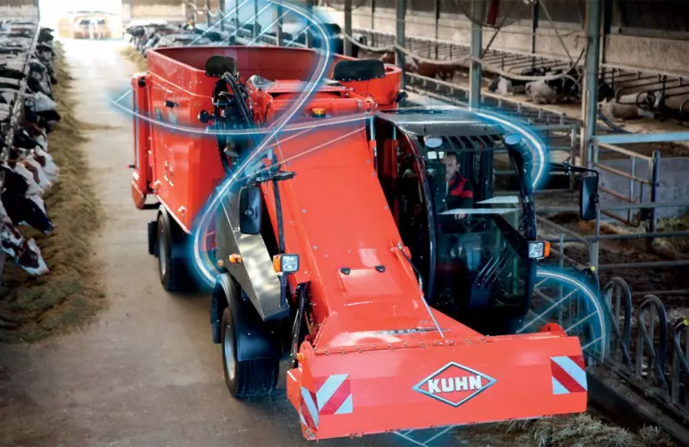 Mélangeuse automotrice SPW intense à l'étable