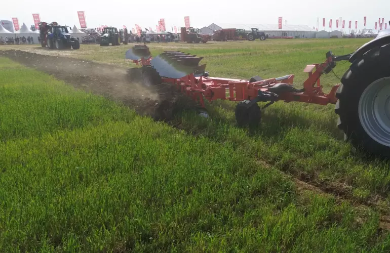 Charrue KUHN en démonstration au salon Innov-Agri