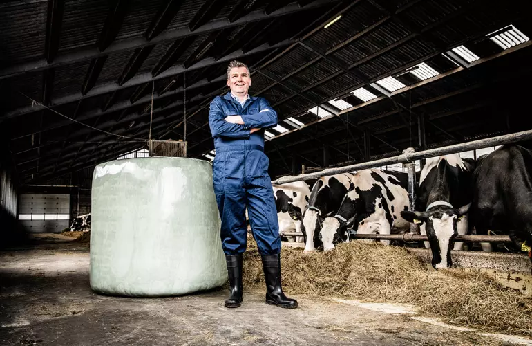Agriculteur avec ses vaches