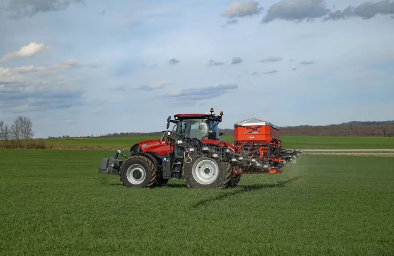 distributeur d'engrais à rampes aero 32.1 vue de profil au travail en champs