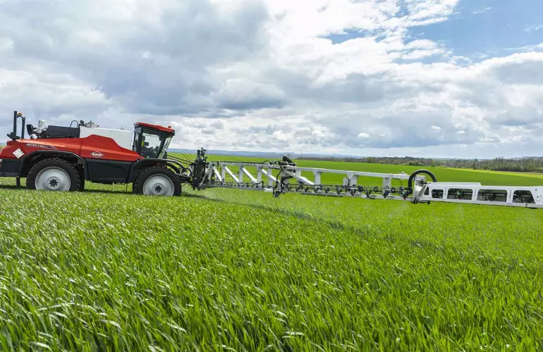 Pulvérisateur automoteur ARTEC F40 EVO en traitement dans une parcelle de blé