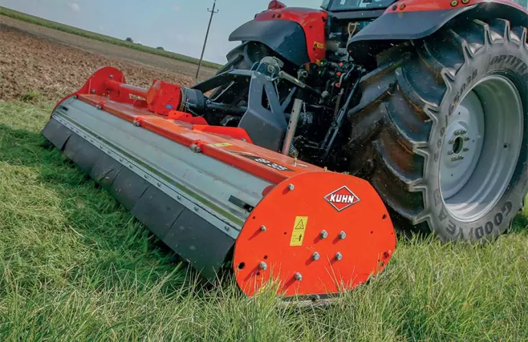 Broyeur BP 305 au travail dans une prairie