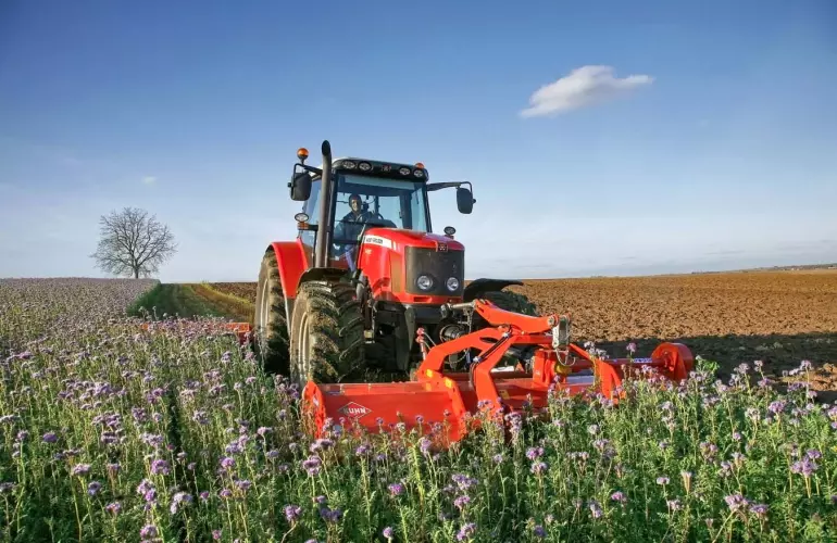 vue sur broyeur polyvalent BPR 280 KUHN