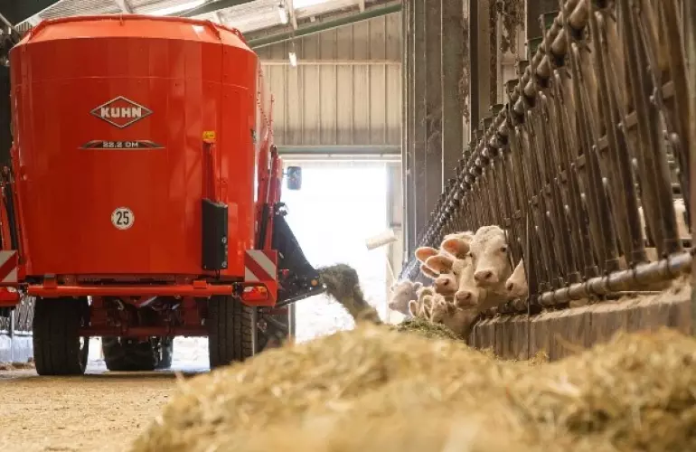 Mélangeuse CENTRAMIX en distribution au bétail