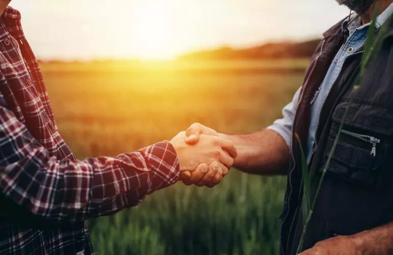 Agriculteurs qui se serrent la main