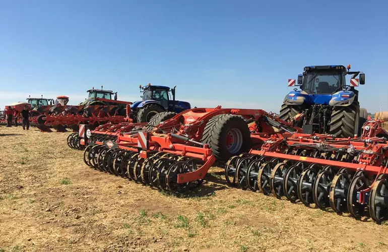 Décheumeur, charrue et semoir KUHN en démonstration à Innov-Agri