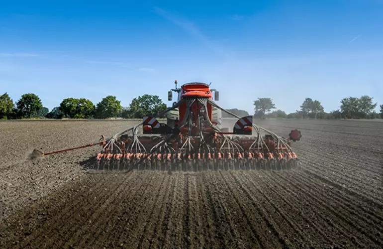 Photo du semoir ESPRO 6000 R au travail en TCS