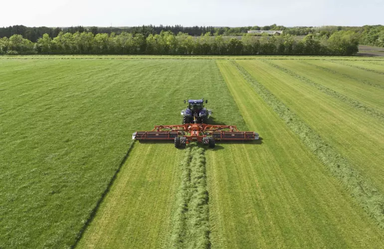 Photo illustrant une faucheuse-conditionneuse KUHN FC13460RA en marche