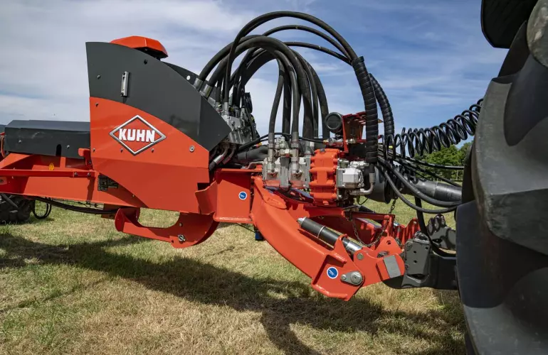 Andaineurs à quatre rotors KUHN GA 13231 avec système hydraulique intégré