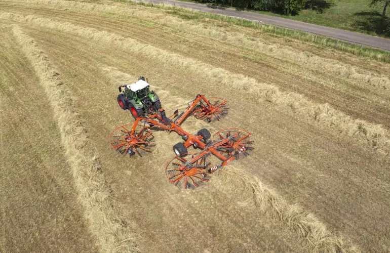 Andaineurs à quatre rotors KUHN - GA13231 en action