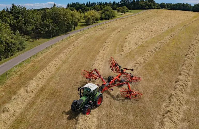 Andaineur à quatre rotor KUHN en action - modèle GA13231