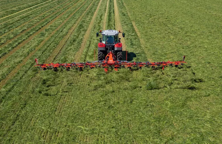 Faneur GF 13003 de 13 m et 12 toupies au travail