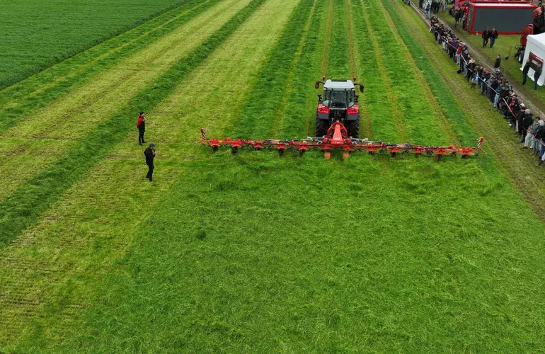 Faneur GF 13003 en démonstration au Salon de l'Herbe